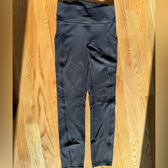 Lululemon invigorate right 25” black size 4 - Picture 2 of 4